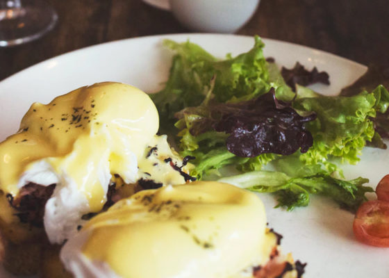 Vejce Benedikt s holandskou omáčkou