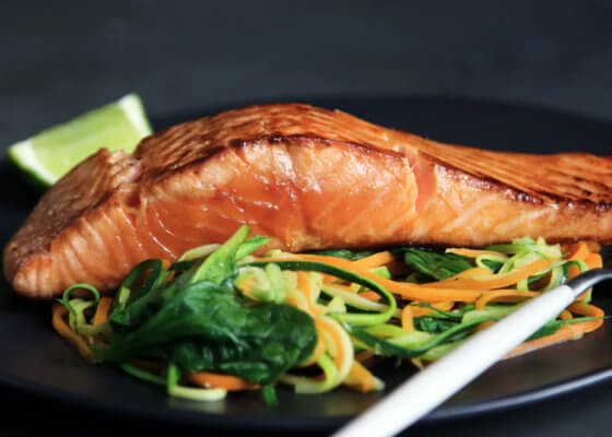 Losos na másle s bylinkami a salátem