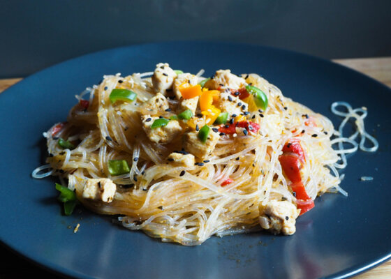 Pikantní skleněné nudle s kuřecím masem