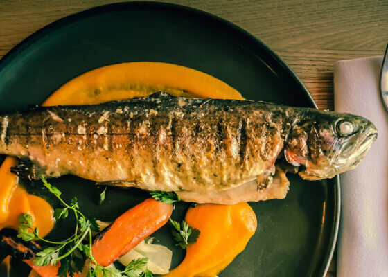 Lahodný pstruh na másle